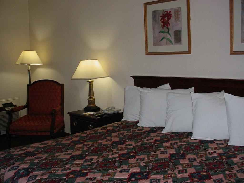 Rodeway Inn Montgomery Room photo